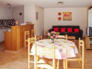 a kitchen and living room with a table and a couch at Appartement cosy à Fayet avec vue in Fayet