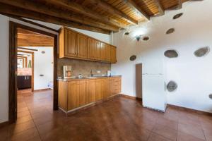 eine große Küche mit Holzschränken und einer Theke in der Unterkunft Country House Lomito De Taidia in Risco Blanco + 41 Fotos