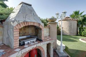 a brick oven with a grill in a yard at Villa élégante à Fréjus, Piscine in Fréjus