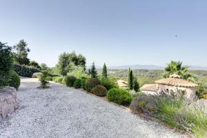 a gravel driveway in a garden with trees and bushes at Villa élégante à Fréjus, Piscine in Fréjus +36 photos