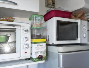 a kitchen with a microwave and a toaster oven at Studio confortable à Sainte-Anne 30 m² avec vue mer in Sainte-Anne