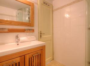 a bathroom with a sink and a shower at Appartement confortable à Moltifao, vue sur montagne, 50 m² in Moltifao