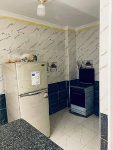 a kitchen with a refrigerator and a stove at بيت سعد in Hihyā