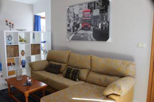 a living room with a couch and a red double decker bus at Welcoming apartment with mountain view in El Paso