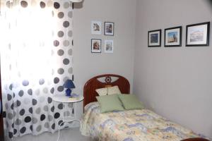 a bedroom with a bed and a table and a window at Welcoming apartment with mountain view in El Paso +8 photos