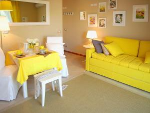 ビビオーネにあるBosco Dell'Imperoのリビングルーム(黄色のソファ、テーブル付)