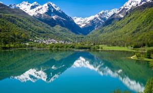 a view of a lake with mountains in the background at Maison chaleureuse à Mont >Vue montagne & cheminée in Mont