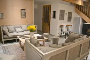 a living room with a couch and a table at Maison spacieuse à Cabariot in Cabariot