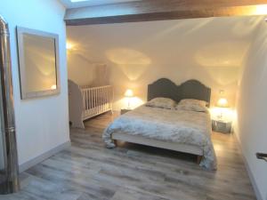 a bedroom with a bed and two lamps and a mirror at Maison spacieuse à Cabariot in Cabariot +14 photos