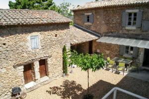 an overhead view of a house with a table and a tree at Villa spacieuse à Oppède avec piscine et vue imprenable in Oppède +19 photos