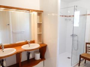 a bathroom with two sinks and a shower at Villa ravissante à Loubressac avec piscine privée in Loubressac