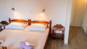 two beds in a room with two towels on them at Comfortable Studio in Sumartin with Sea View - 22 m² in Sumartin
