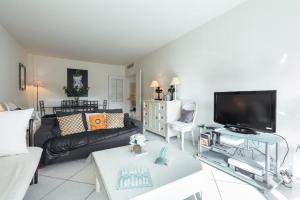 a living room with a couch and a flat screen tv at Appartement de charme à Cannes + terrasse in Cannes