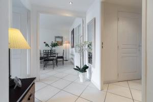 a living room with a hallway with a dining room at Appartement de charme à Cannes + terrasse in Cannes