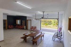a living room with a wooden table and chairs at Casa Monte Cordova in Monte Córdova