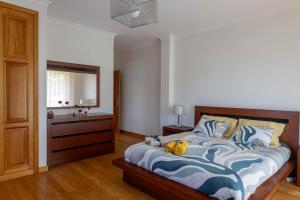 a bedroom with a bed with a dresser and a mirror at Casa Monte Cordova in Monte Córdova +47 photos