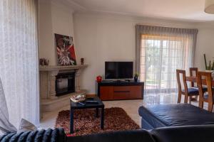 a living room with a couch and a tv at Casa Monte Cordova in Monte Córdova
