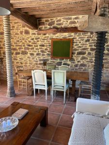 a dining room with a table and chairs at Cottage Normand in Lison