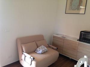a living room with a couch and a microwave at Cozy house in Chieti with private garden in Chieti