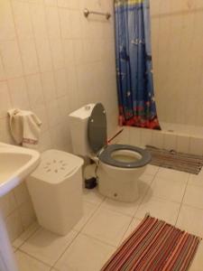 a bathroom with a toilet and a sink and a shower at Appartement spacieux à Sainte-Rose - 120 m² - Terrasse ensoleillée in Sainte-Rose