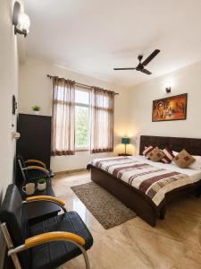 a bedroom with a bed and a ceiling fan at Raahi Stay, Landing site Bir - Stay & Cafe in Bīr