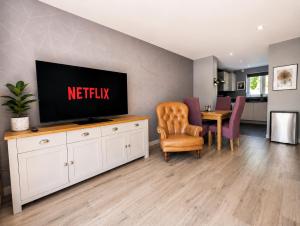 a living room with a television on a white dresser at Chilton Charm Modern 3BR Ideal for Long Stays in Chilton