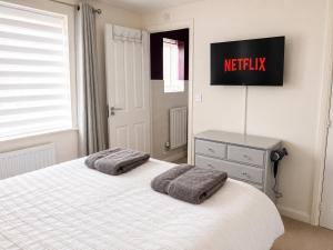 a bedroom with a bed with two pillows on it at Chilton Charm Modern 3BR Ideal for Long Stays in Chilton