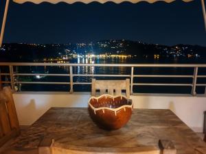 a table with a bowl on top of a balcony at Studio charmant à La Trinité - Vue mer - 40 m² in La Trinité