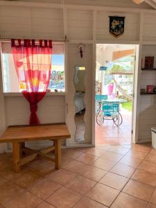 a vase sitting on a table in a room at Studio cosy aux Abymes, piscine et jardin, 25 m² in Les Abymes