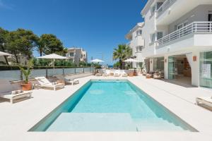 an image of a swimming pool at a house at Bauló Mar Apartments in Can Picafort