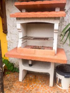 a model of a grill with some food on it at Appartement charmant à Basse-Terre - 25 m² avec jardin in Basse-Terre