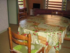 a table with a quilt on it in a room at Studio confortable à Cauterets - 40 m² - Vue sur la montagne in Cauterets