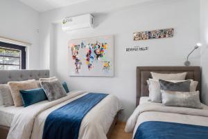 two beds sitting next to each other in a bedroom at Villa Panorama Kalathas - 4 Bedrooms Near beach in Chorafakia +27 photos