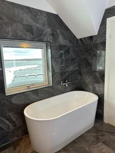 Bilik mandi di Strandhotellet