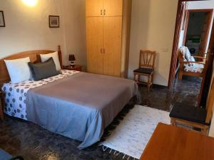 a bedroom with a large bed and a chair at Cozy apartment with sea view in Frontera in Frontera