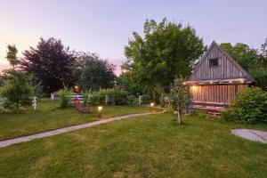 a house with a yard with a bench in the grass at Tiny House Gerswalde in Gerswalde