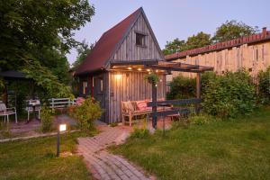 a barn with a table and a bench in a yard at Tiny House Gerswalde in Gerswalde