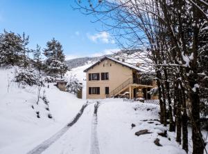 a house on a snow covered road in front at Appartement charmant avec vue sur lac et montagne – 75 m² in Fontrabiouse