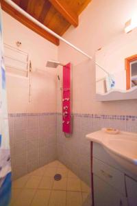 a bathroom with a shower and a sink at Appartement spacieux à Saint-François 150 m² avec piscine partagée ! in Saint-François