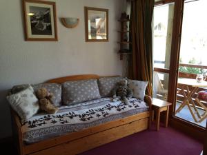 two teddy bears sitting on a couch in a living room at Studio charmant à Valloire - 21m² - Vue sur montagne in Valloire