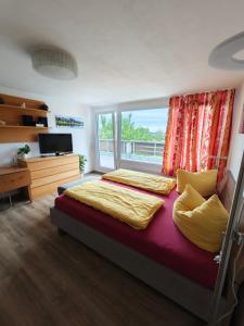 ein Schlafzimmer mit zwei Betten und einem großen Fenster in der Unterkunft Auszeit mit Sauna und Pool in Scheidegg + 14 Fotos