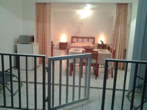 a bedroom with a bed and a table and a dining room at Studio cosy au Moule 30 m² avec jardin privé in Le Moule +14 photos