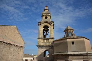 ein alter Turm mit einer Uhr auf einem Gebäude in der Unterkunft Overseas - Appartamento Attico - Palazzo San Matteo in Palermo