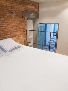 a book sitting on top of a bed in a room at Appartement spacieux à Algajola in Algajola