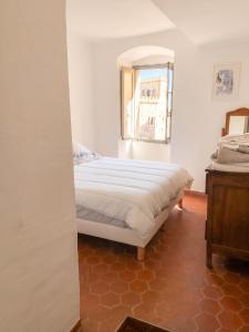 a bedroom with a bed and a window at Appartement spacieux à Algajola in Algajola