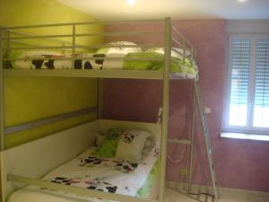 a bunk bed room with two bunk beds in it at Maison charmante en campagne à Mouterre-Silly, Jardin, Terrasse. in Mouterre-Silly +12 photos