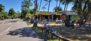a group of bikes parked in front of a building at Les Dunes 6 personnes, piscines, proche de la plage in Ondres