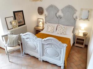 a bedroom with a large white bed and two chairs at Spacious Apartment in Lisciano Niccone with Mountain View in Mercatale