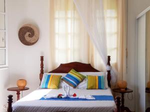 a bedroom with a bed with towels on it at Studio accueillant à Baie Mahault - 20 m² avec piscine privée in Baie-Mahault
