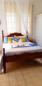 a large bed in a bedroom with a window at Studio accueillant à Baie Mahault - 20 m² avec piscine privée in Baie-Mahault